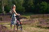 Mdchen Portrt mit Rad locker Kleid Sonnenhut Naturfoto auf Wanderweg blhender Heide