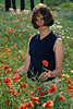 Frau im Mohn Naturportrait in Klatschmohn Rotblumen Gegenlicht