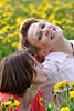 Mdels Zweier auf Blumenwiese lcheln in Gelbbltenfeld lustiges Frauenpaar