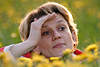 Frau Versteckspiel in Blumenwiese hbsches Mdchen Kopf Foto im Bltenfeld herausgucken