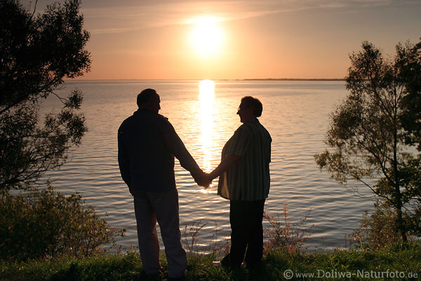 31+ Mann und frau liebes bilder , Senioren Paar Mann &amp; Frau am See vor Sonne Gegenlicht Romantik Foto am