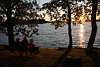 Trio auf Seeuferbank Freizeit-Relax Foto im Sonnenstern Romantik Sonnenuntergang ber Wasser