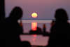 Paar Silhouetten vor Sonnenball Foto ber See Romantik Wasserblick untergehende Sonne