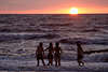 Mdchen baden in Meer Wasser Wellen Foto vor Sonnenkugel am Seehorizont der Ostsee