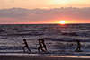Laufen in Wellen Gischt Badespass Romantik Sonnenuntergang Foto Mdels in Meerwasser
