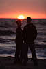 706058_ Seeuferpaar Romantiktreff bei Sonnenuntergang ber Meerhorizont