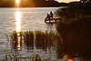 Paar Silhouetten am WasserSteg Foto in Abendsonne sitzen Romantiktreff in Sonnenstrahlen