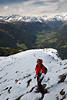 005212_Mdel in Winterjacke mit Kapuze Portrt im Freizeitkleid Schneewandern am Berghang mit Talblick