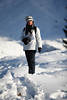 816621_Winterportrt im Schnee Frau in weissen Winterjacke, Weimtze & Schwarzhose stehend in dicken Schneepracht
