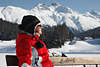 901211_Mdchen Winterportrt in sportlichen Rotjacke in Winterlandschaft auf Bank mit Gipfelblick Bild