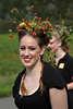 002644_ Hbsches Heidemdel Foto mit Obst-Frchten als Kopfschmuck originelles Outfit in Steinbecker Erntefestumzug