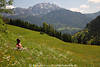 1202180_Wandererin Frau Naturportrts in blhenden Blumenwiese sitzen Bergfelsenblick Fotografie in Gras