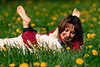 Frauchen frhliche Momente barfu in grnen Frhlingsblumen mit weisser Schferhund toben Bild im Gras