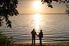 Paar am See Hand halten Mann mit Frau Silhouetten Foto in Sonnenstrahlen ber Wasser
