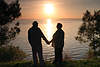 608322_ Romantik am See, Paar verliebt bei Sonnenuntergngen