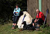 811511_ Wanderer Foto bei Verschnaufspause, Paar mit Hund an Stein & Httenwand sitzen in der Sonne