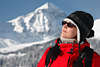 Mdel Gesicht vor Berg Schnee in Rotjacke Kopfmtze dicken Pulloverkragen
