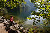 914296_Relax am Seeufer Foto Frau unter grnen Baumzweigen entspannen am Wasser sonnigen Ufer