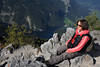 Gipfelsitz Mdchen auf Felsen lchelnde Wanderin in Berghhe ber See-Talpanorama