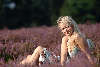 58796_Blondes Mdchen mit Sonnenhut Portrt in Bltenfeld liegen, Blondine in Natur Erika relaxen