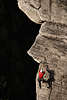 710169_ Kletterer sein Schatten am Seil steile Wand hngen hochsteigen mit Hnden & Fssen Klettern