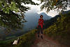 913636_ Fitness in Natur Frau laufen auf Pfad mit Bergblick Photo zwischen Blttern an Bank mit Aussicht
