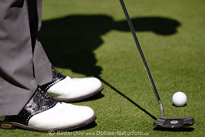 Golfer-Schatten Golfschuhe Golfball Golfschlger am Ballschlag exklusives Photo vom Golfturnier