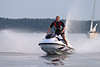 56483_Wave Runner photo, Mann Jetbootfahren Foto ber Wasser gleiten, stehend sausen in Rauschtempo