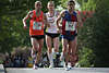 Marathonlufer Vierer auf Laufstreckenhgel in Alsterallee laufen im 42. Hamburg Marathon 2009 Bild