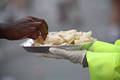 Hand greift Banane auf Teller Foto Lufer Essration Bild Marathon leichte Kost