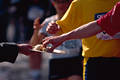 Laufkost Marathonlufer Hnde in Bild greifen Banane vom Tablett Laufnahrung Foto