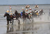 Pferde-Wattrennen Traber-Gespanne in Wasserpftzen bei Ebbe im Meer