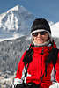 901209_ Hbsches Mdel in roter Winterjacke Foto vor Schneeberg in St. Moritz Winter, Polofan sportliche Wintermode