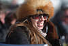 902005_Junge Frau in prchtigen Pelzmtze hbsch lachend beim Telefonieren hinter Sonnenbrille Foto