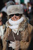 902031_Seniorin schicke Winterkleidung Foto: ltere Dame in Pelzkreation, Pelzmantel & Pelzmtze Modeschau in St. Moritz Wintersonne