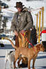 902032_Polofreund mit Paar Hunden Portrt in St. Moritz Wintersonne bei Besuch Polo-Weltcup auf Schnee