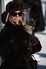 902070_Elegante blonde Dame mit Hund Portrt im dunklen Braunpelz auf St.-Moritz Promenade in Wintersonne