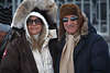 902702_ Poloevent Besucherpaar in frhliche Gesichter im St. Moritz Urlaub beim Polosportfest auf Schnee
