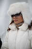 902712_ St. Moritz Snow-Polo Charme & Beauty, dunkelhaarige hbsche Frau in Weier Wintermtze & Winterjacke