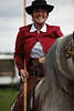 000416_Stiertanz-Reiterin in rot-braunem Reitkleid Fotografie mit Lanze bei Prsentation spanischer Reitereischule