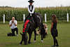 000448_Verneigen des Pferdes vor Mdchen Reitschau Foto eleganter Reiterin barocken Hofreitschule