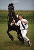 000685_Schwarzer Friese Verkaufspferd Vorfhrung dynamische Zuchtschauen Momente Pferd Fotografie im Lauf