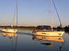 Bd0620_ Jachtenpaar Keja Foto auf Masurens Seen-tour in Romantik Abendsonne Bild auf stillem See