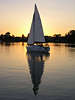 Bd0624_ Seglerromantik Fotos aus Masuren, Segelboot hinter Sonne Jacht Bild abends auf stillem See in Dmmerung