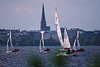 Sailing Regatta in Wind Wettkampf vor Hamburger Kirche Stadthuser