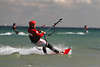 802803_ Kitesurfer in Aktion Sportbild, Kiter Dreier in Wind auf Brett ber Wasser brettern in Fotografie