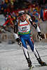 815212_Grieche Kiourkenidis Efstathios Foto auf Biathlonloipe Laufportrt mit Schi mit Gewehr nach Weltcup-Start auf Biathlon-Strecke