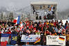 815460_ Biathlonfans Foto mit Fahnen aus Frankreich & Trier, Besuchertribne im Wintermrchen Hochfilzen