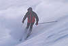 40524_ Skifahrer alpine Skiabfahrt im Schneetreiben, Ski rider speed dynamic in snow winter