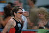 309001_ Triathlon Luferin Bild Frau in Bewegungsunschrfe vor Hamburger Zuschauern am Laufstrecke
